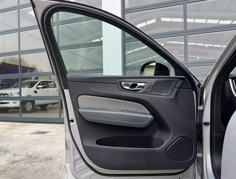 Volvo XC60 2.0 T6 AWD Recharge R-Design Auto 341 CV Automático